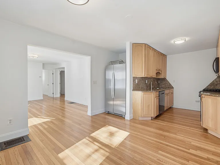 87 Floral St #1 — Photo 8