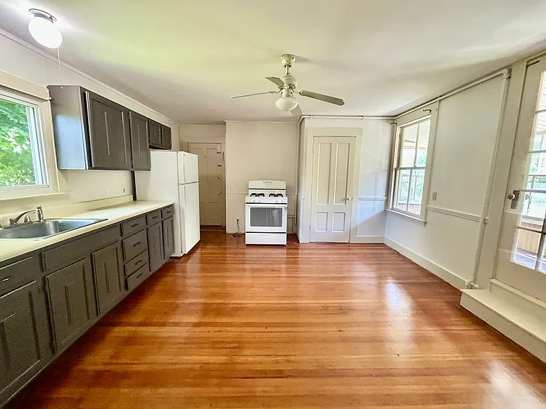 Spacious Eat in Kitchen with Gas cooking