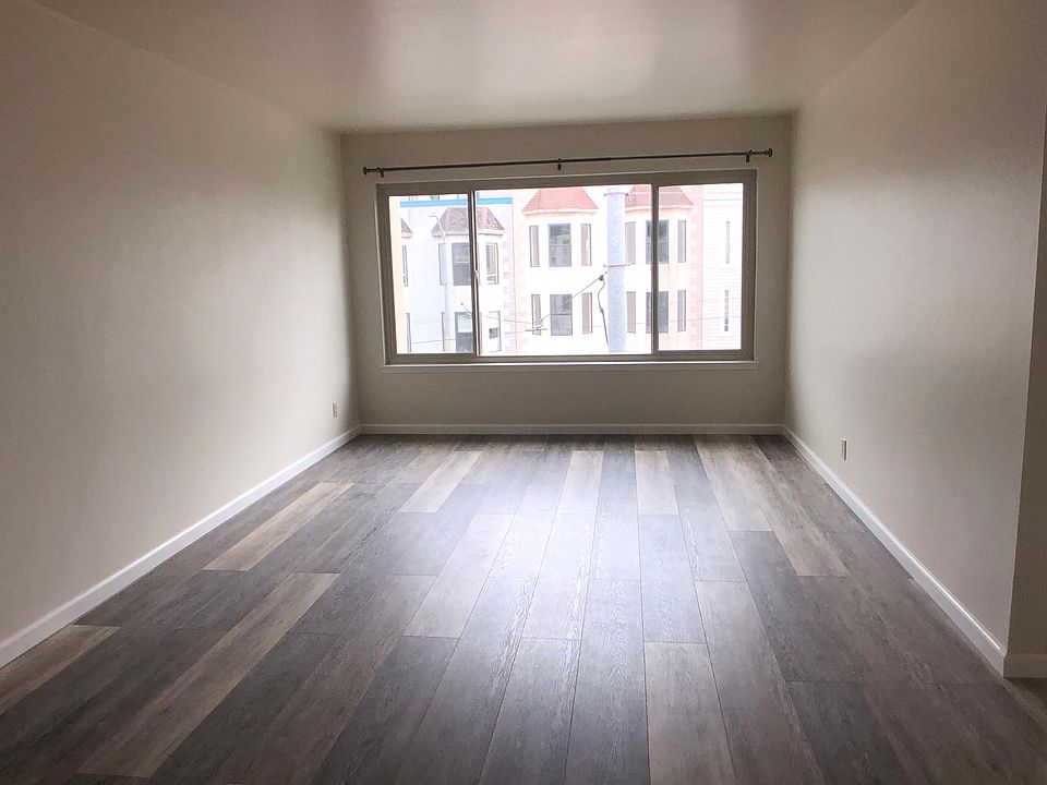 Large Living Room Space - Tons of Light