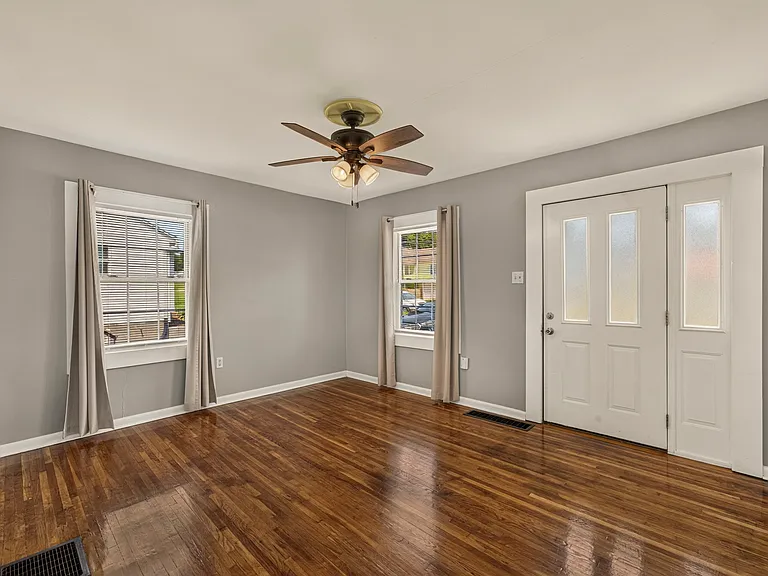 1404 E Elm St — Photo 3