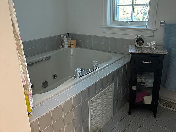 Jacuzzi tub in master bath