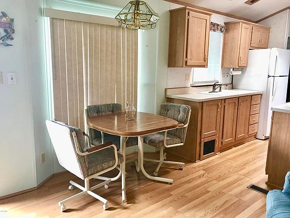 7750 E. Broadway Rd. #648 Dining area