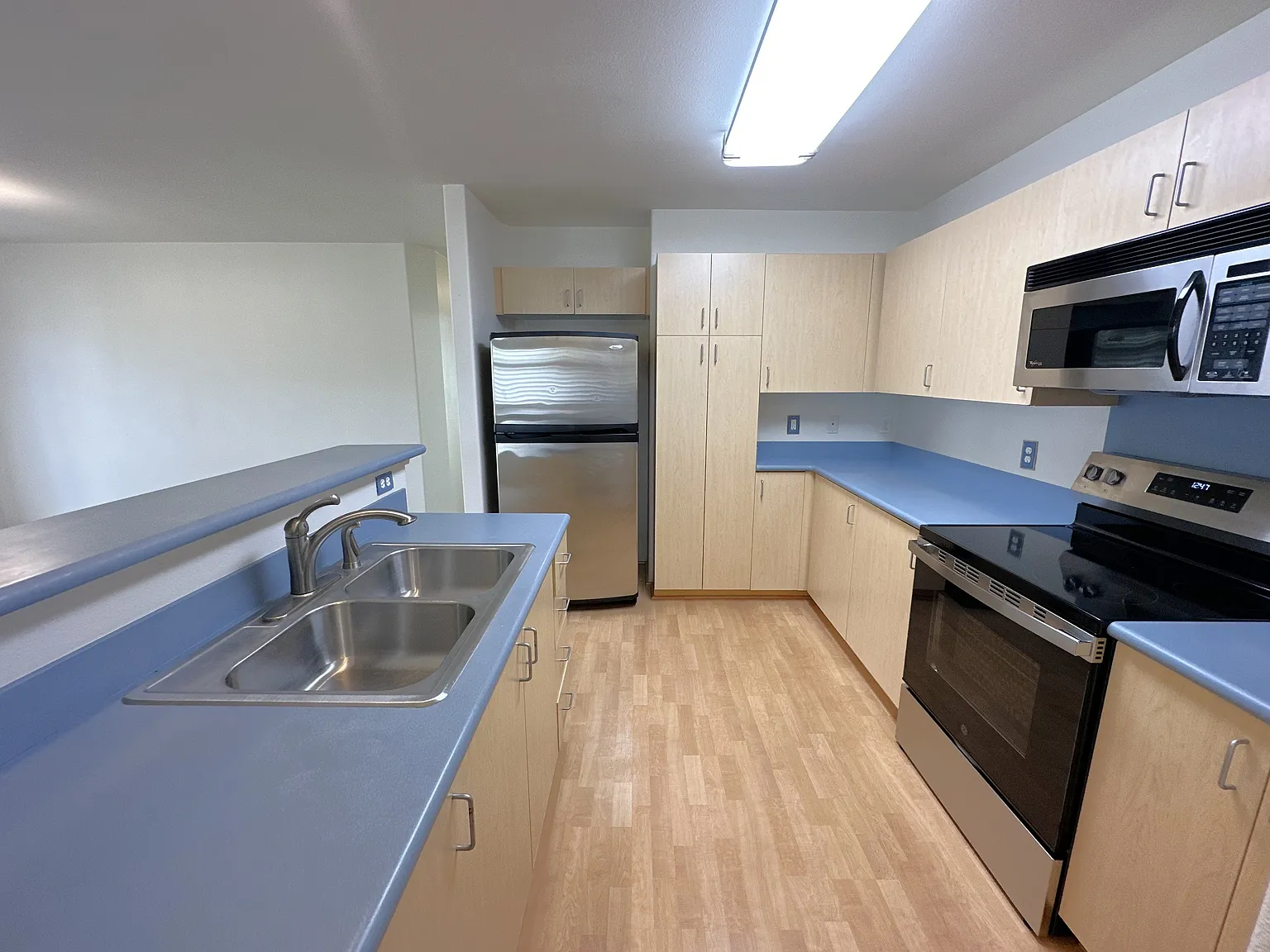 3 bed, 966 sqft, $3,500 — Photo 3