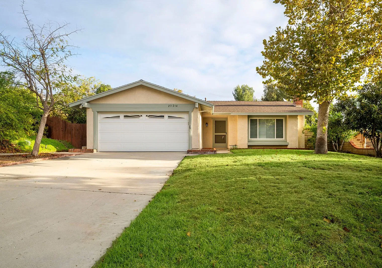 Cute! Cute! Cute! Single Family 3+2 On Cul-de-Sac In North Valencia — Photo 1