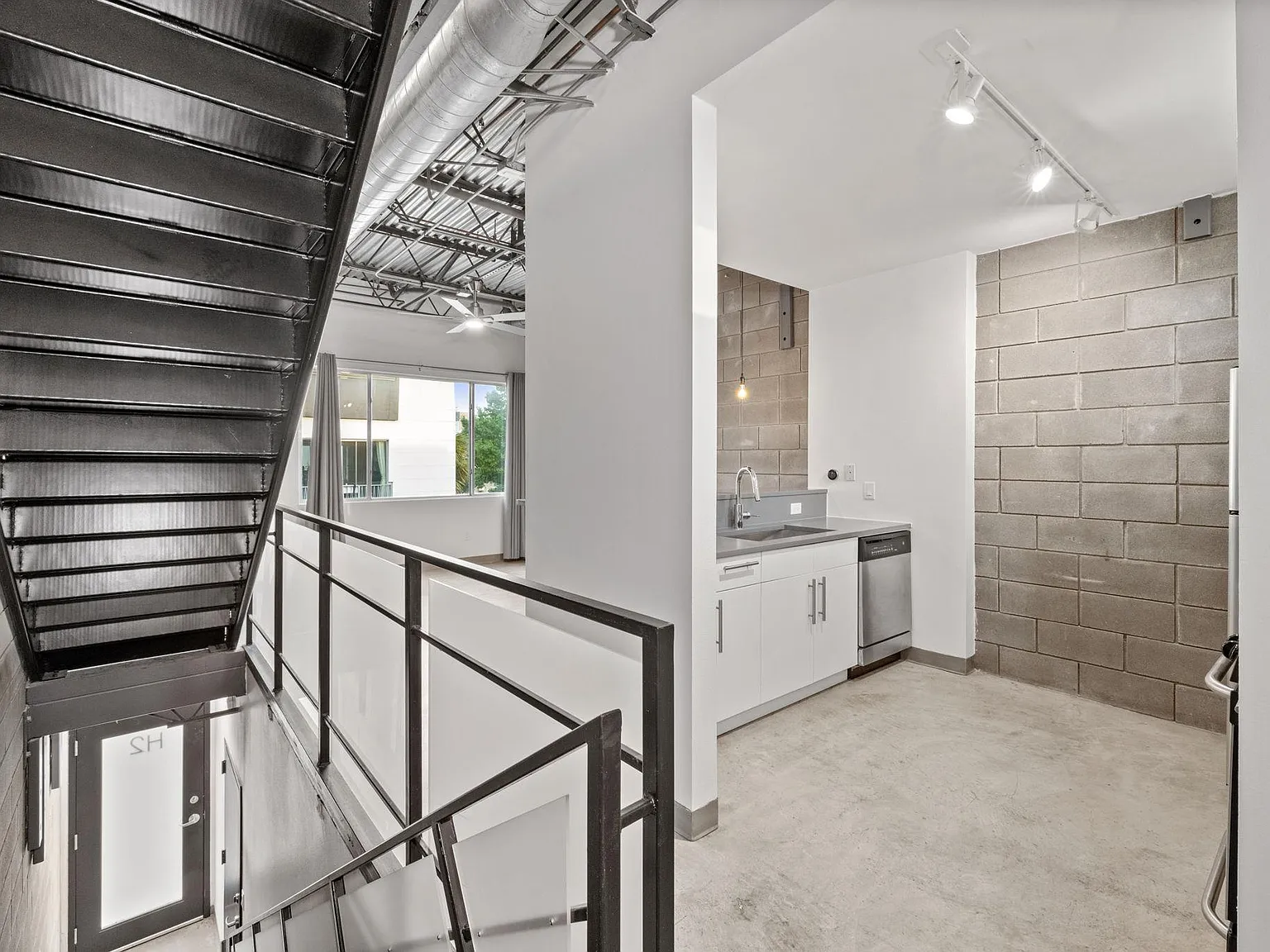 1 bed, 1.5 bath, 960 sqft, $1,795 — Photo 4