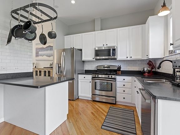 4th image of 1755 N Hermitage Ave #D