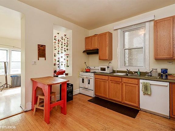 4th image of 2639 N Whipple St Floor 1