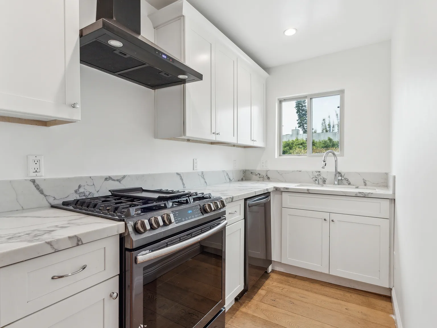 3 bed, 1300 sqft, $4,900 — Photo 4