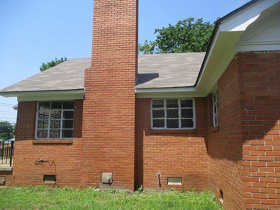 2nd image of 1006 W Cherry St