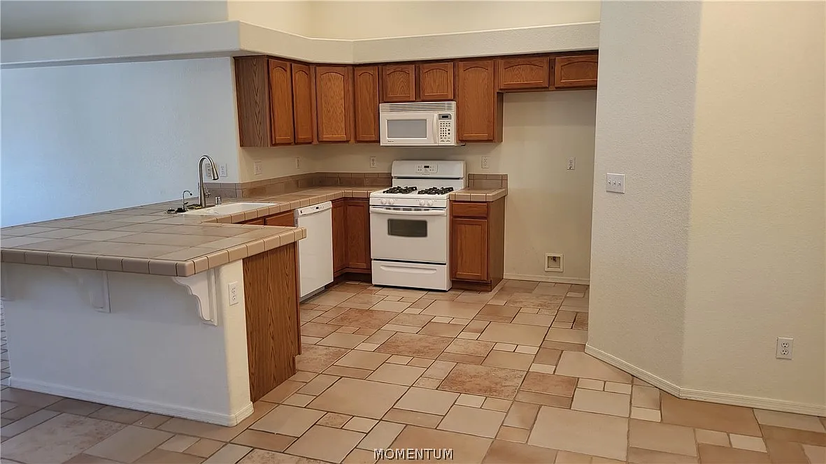 3 bed, 2.0 bath, 1440 sqft, $1,900 — Photo 3