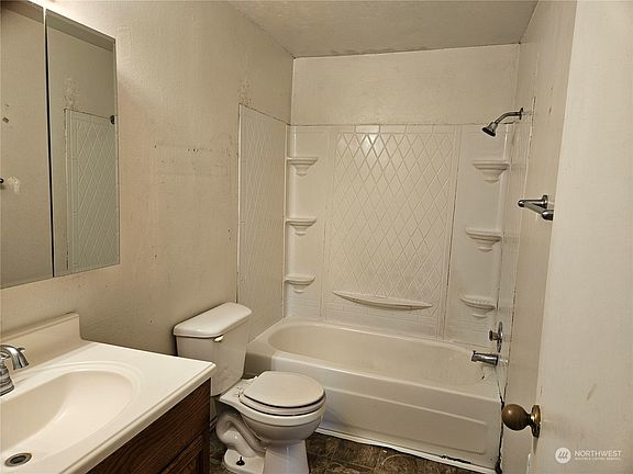 5th image of 915 Barnhard Street