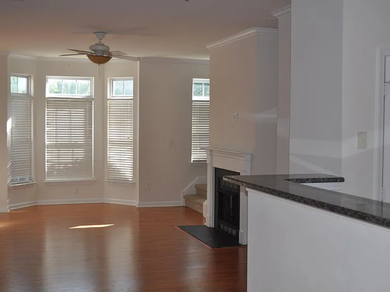 1027 Central Park Cir — Photo 2