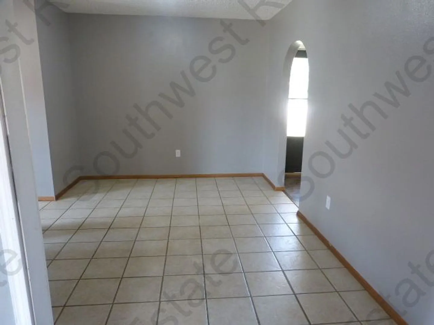 Spacious 3 bedrooms 2 baths home with 2 car garage — Photo 4
