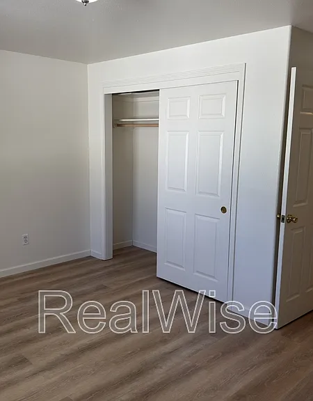 241 NE School St — Photo 12