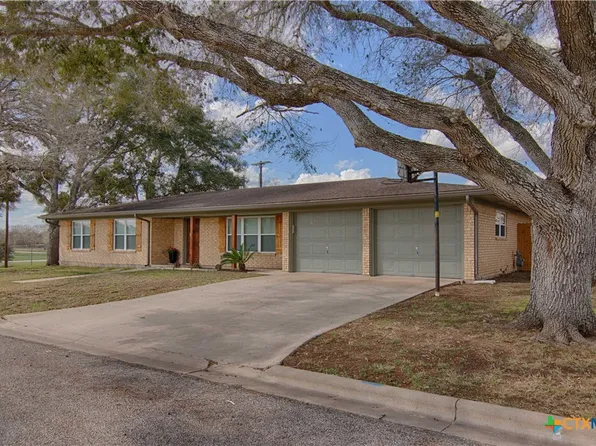 221 W Wagner St, Shiner, TX 77984