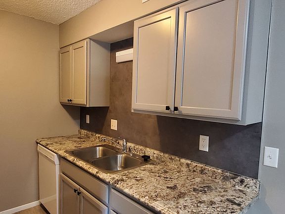 2nd image of 941 Washington St APT 10