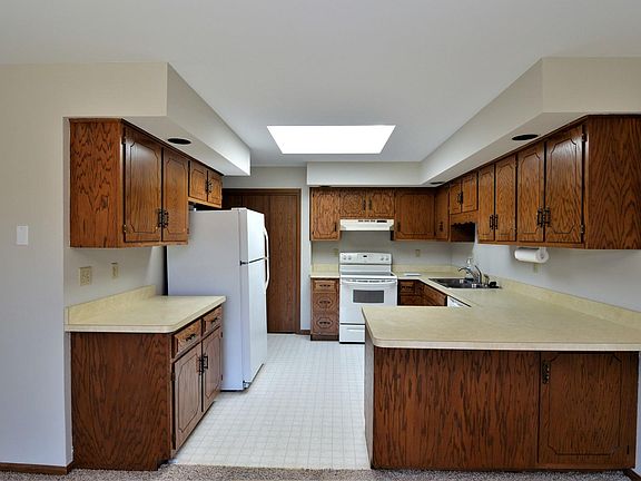 4th image of 104 N Menominee Dr Unit E