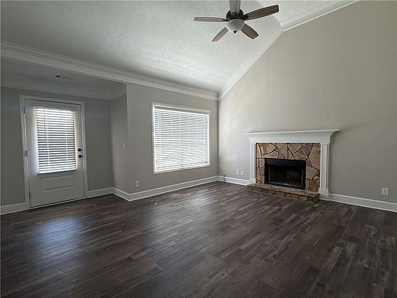5th image of 252 Thorn Brook Cir
