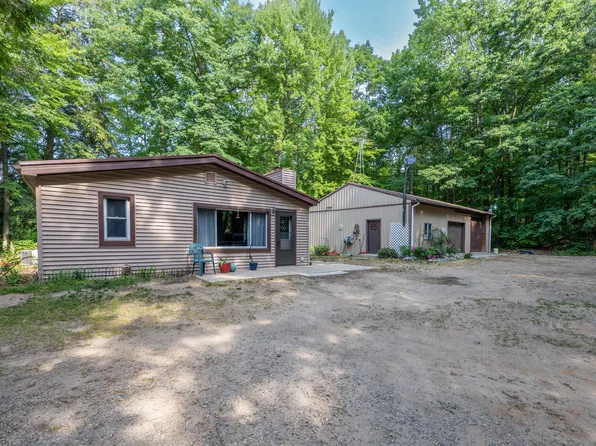 9025 Crescent Dr, Mecosta, MI 49332