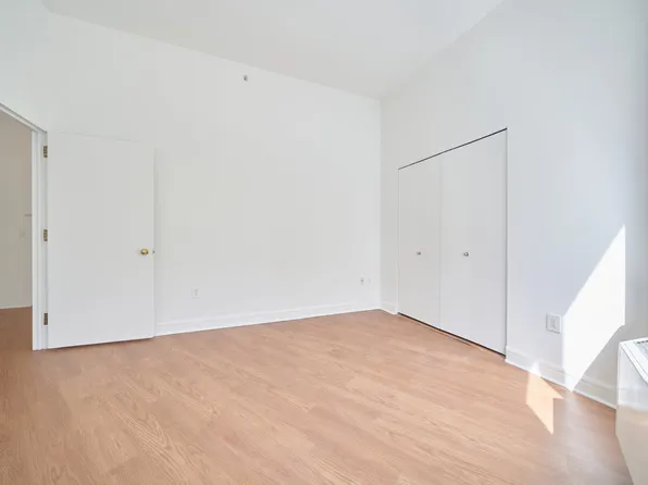 160 Riverside Boulevard image 10 of 11