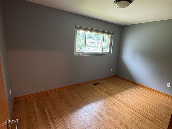 5th image of 100 Susan Ave