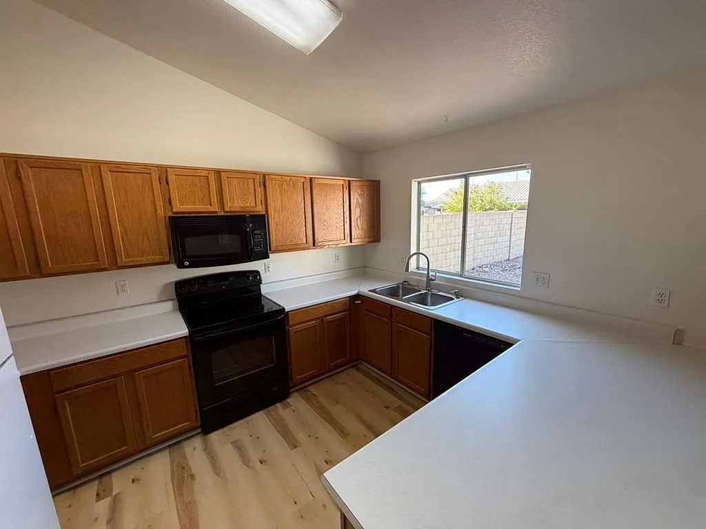 3 bed, 1300 sqft, $2,495 — Photo 3
