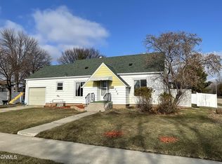 206 6th Ave NE, Valley City, ND 58072