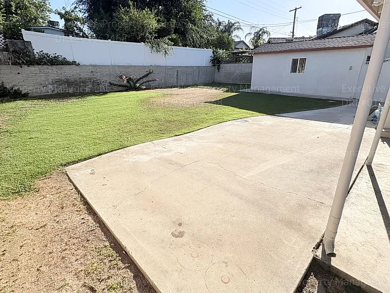 2238 Lindora St — Photo 42