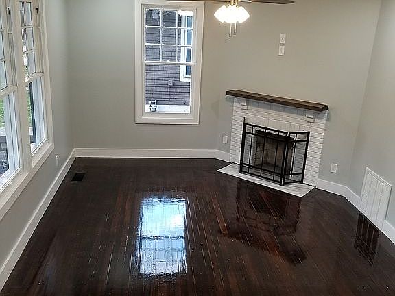 4th image of 220 E 3rd St