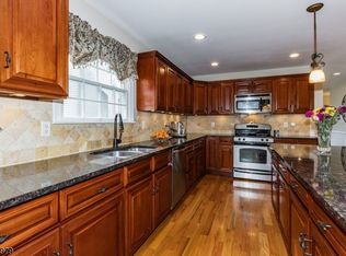 39 Lincoln St, Roseland, NJ 07068