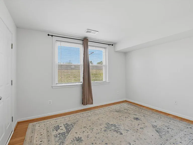 545 Colecroft Ct — Photo 13