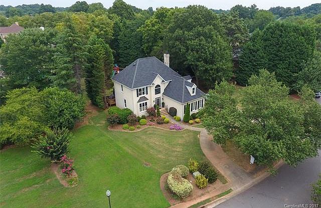1st image of 135 Royal Pointe Way