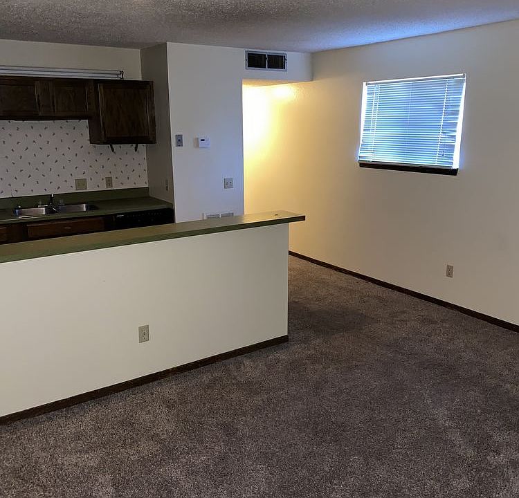 100 Plains St, Dodge City, KS 67801 Zillow