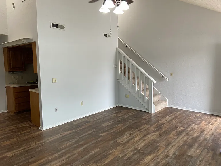 617 S Broadway St — Photo 3