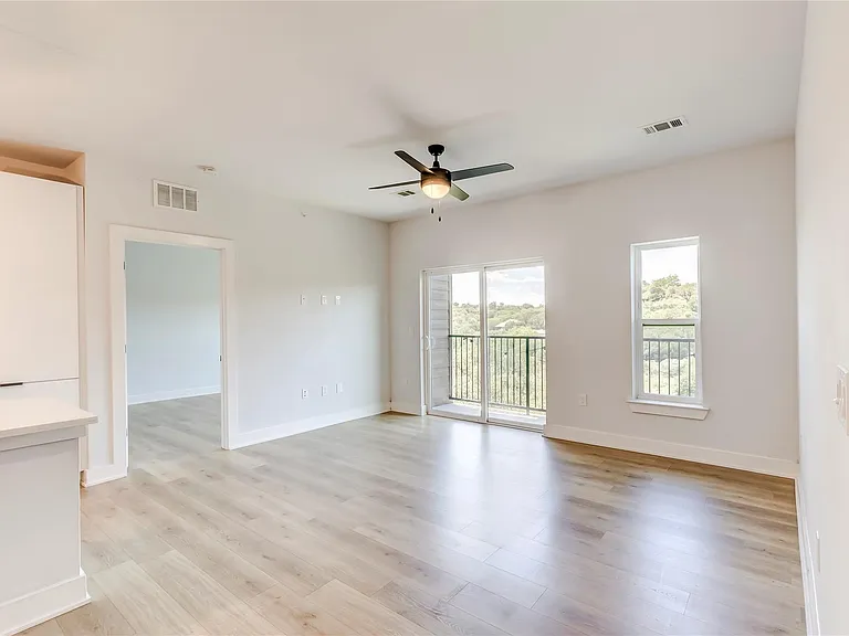 2500 Longview St #402 — Photo 2
