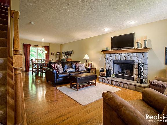 4th image of 1385 Hidden Lake Blvd