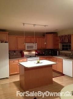 Kitchen : Plenty of storage in cabinets. Laminate flooring in kitchen and living room.