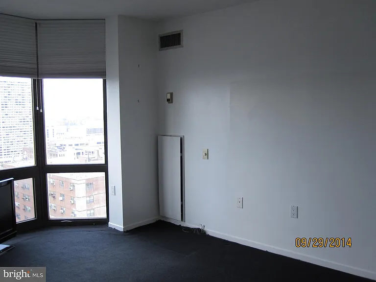 2020 Walnut St #20H — Photo 4