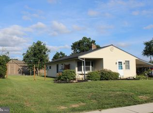 10 Teaberry Ln, Levittown, PA