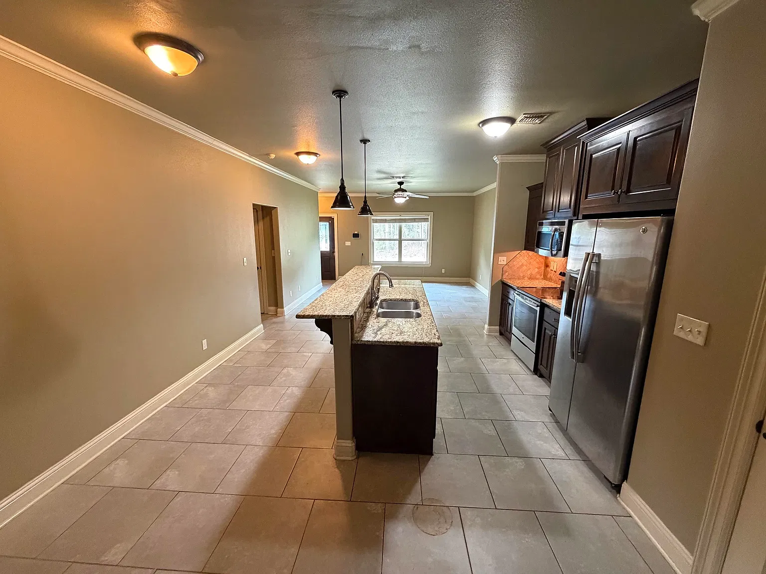 3 bed, 2.0 bath, 1612 sqft, $1,495 — Photo 2