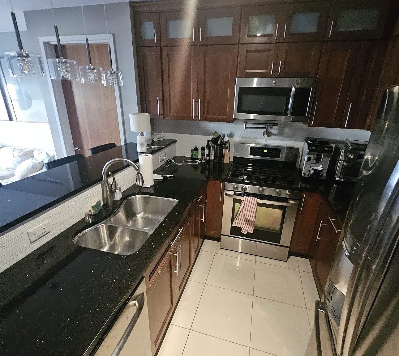 2 bed, 1.5 bath, 900 sqft, $4,400 — Photo 2