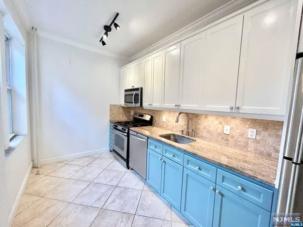 32 Woodcliff Ave APT A1, North Bergen, NJ 07047