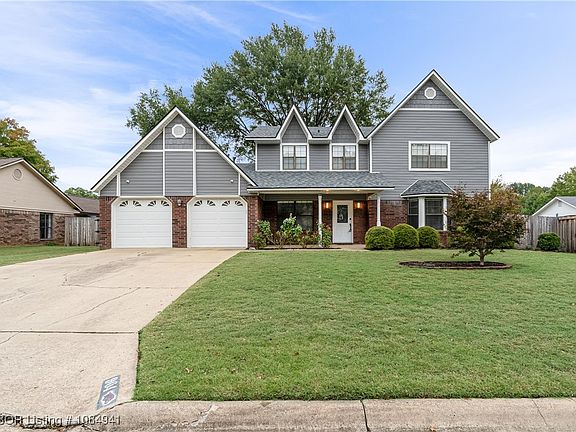 3rd image of 904 Fairview Ln