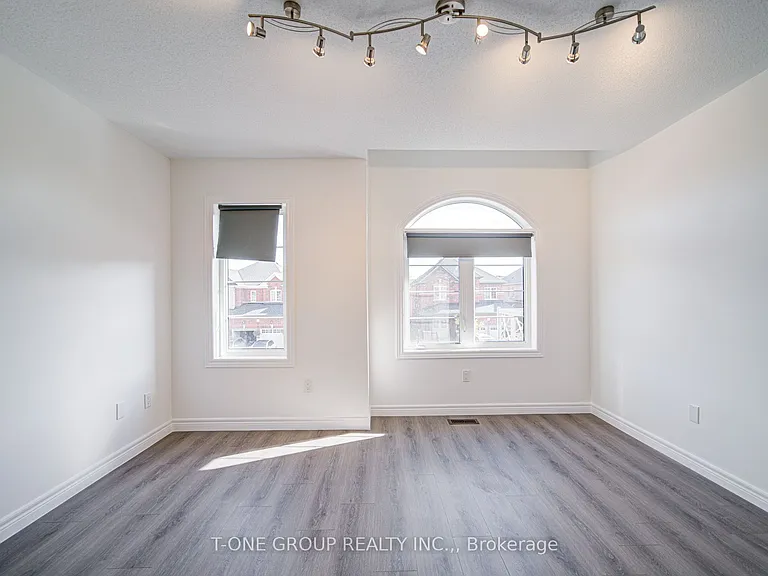60 Lewis Ave — Photo 30