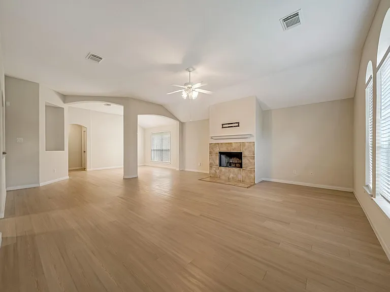12810 Lake Shore Dr — Photo 3