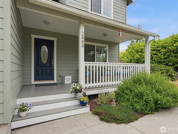 5th image of 2484 Soundview Drive NE