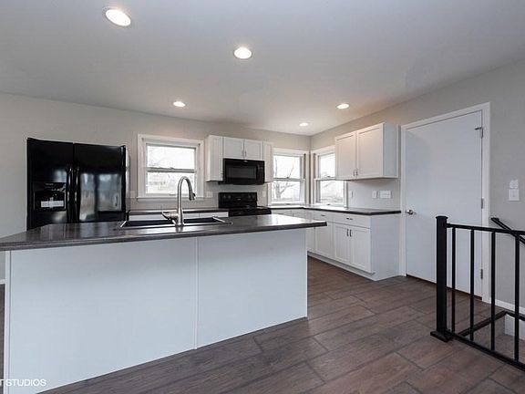 02_961RosemereCircle_5_Kitchen_LowRes