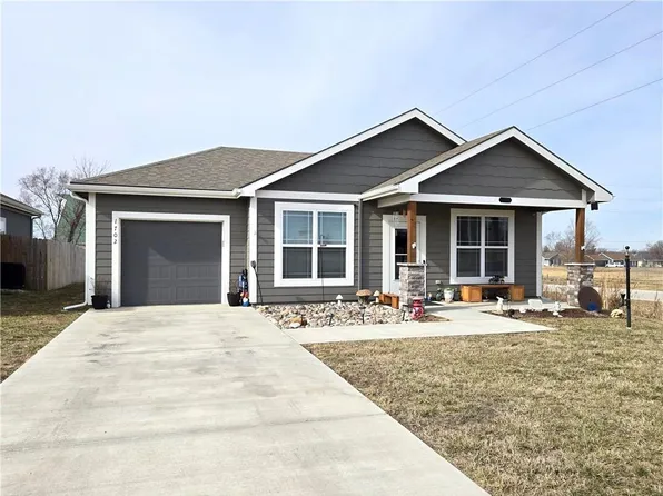 1702 Elderberry Ln, Ottawa, KS 66067