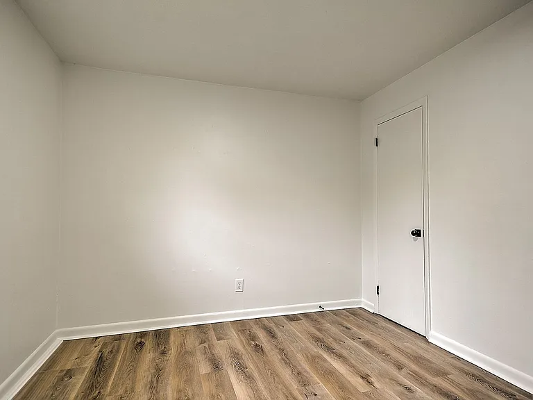 718 W G St — Photo 12