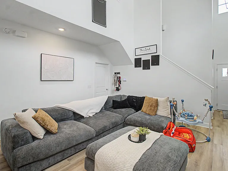 881 Grayson Ave — Photo 3